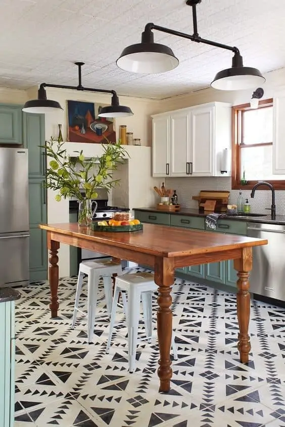 Kitchen floor design with closed and open shelves with backsplash