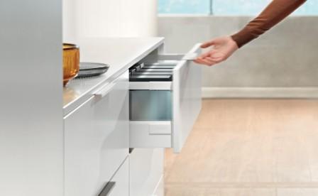 Drawer Systems with cabinet handles