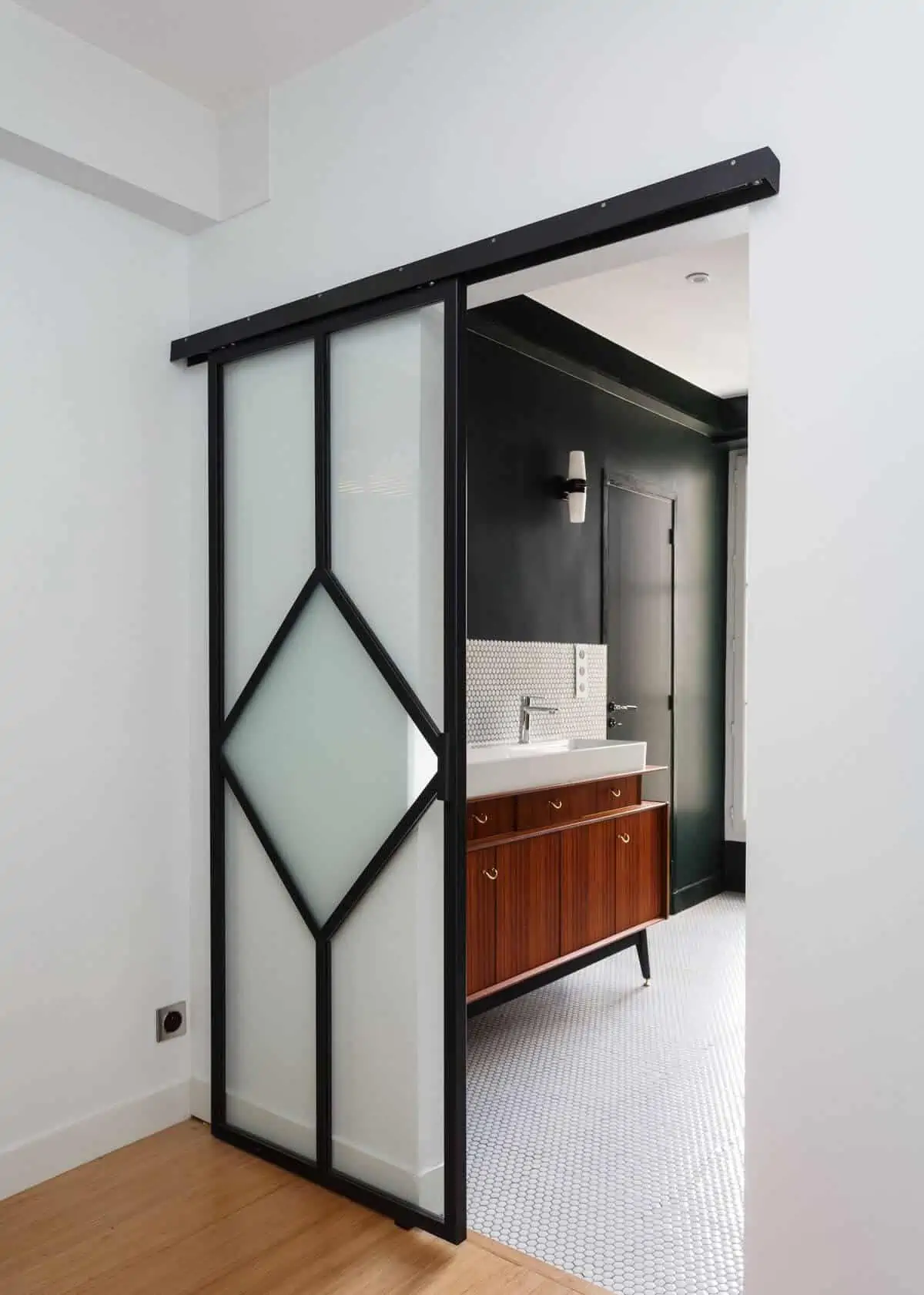 A frosted glass gate in a bathroom with washbasin and cabinets
