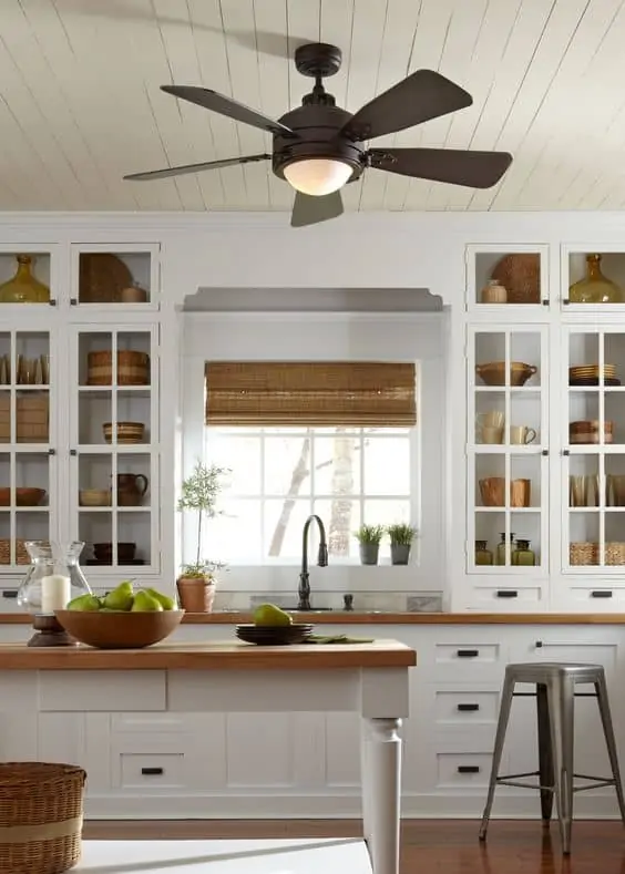 kitchen with lighting fixture