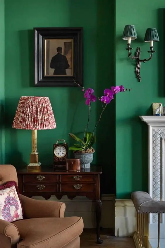 A royyal dark green coloured room