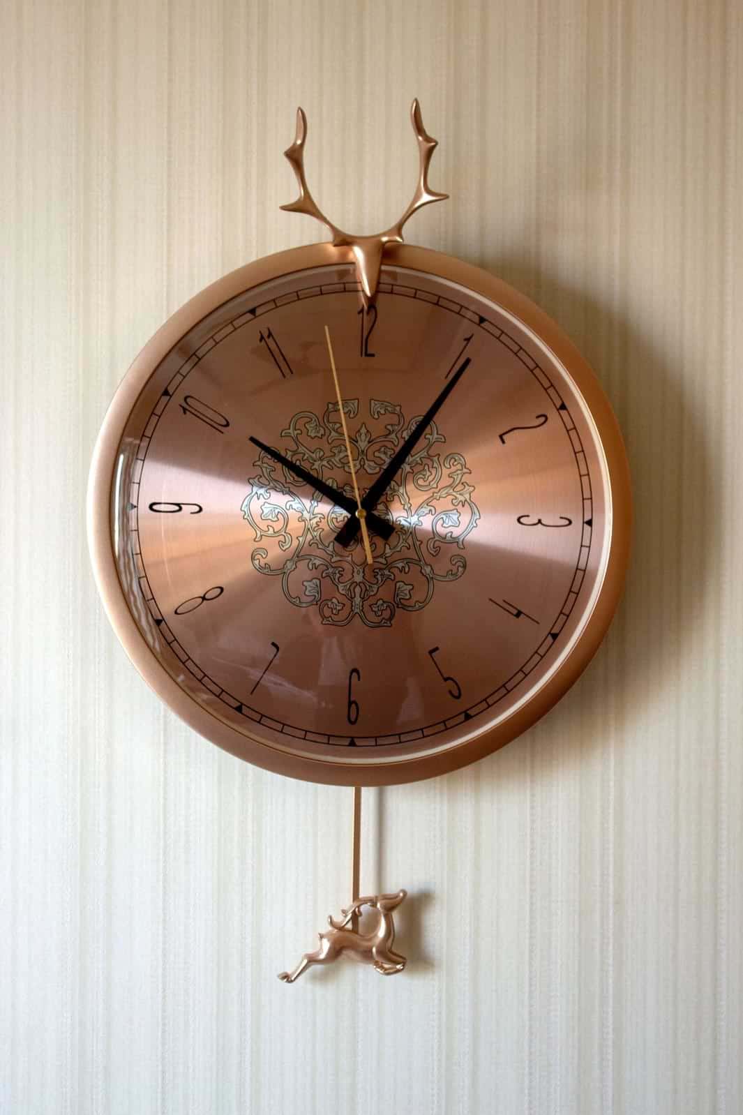 Reindeer pendulum clock