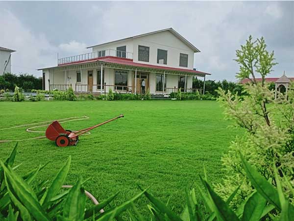 Green beauty farmhouse bungalow and garden