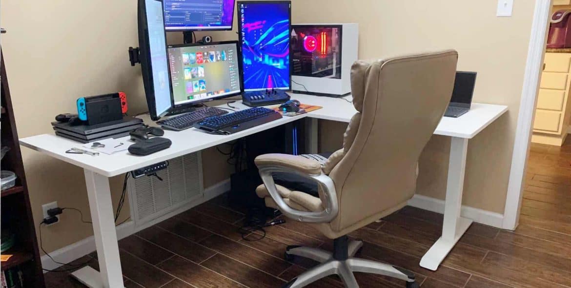 computer screens, office chair, white l-shaped computer table