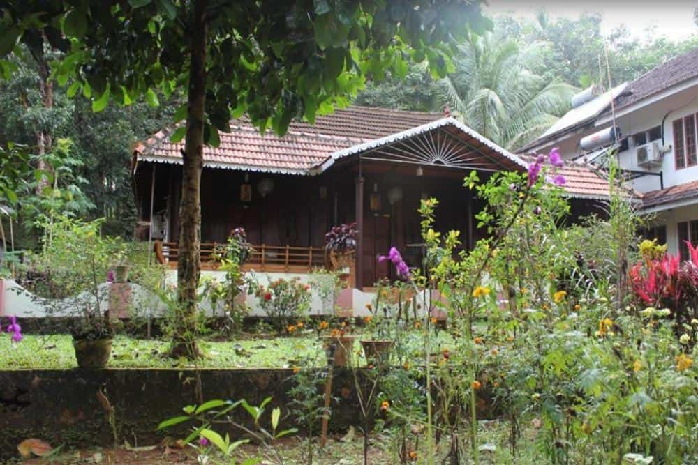 Front view of dewalokamfarm with garden