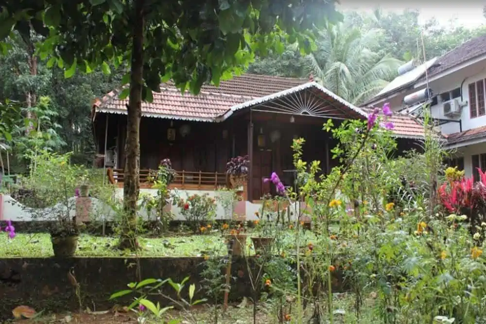 Front view of dewalokamfarm with garden