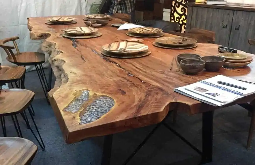 Wood colored freeform dining table imitating wood structures,with wooden circular chairs