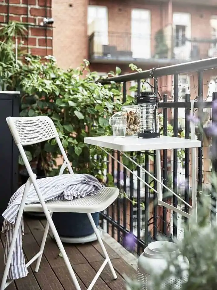 Foldable furniture in white colour