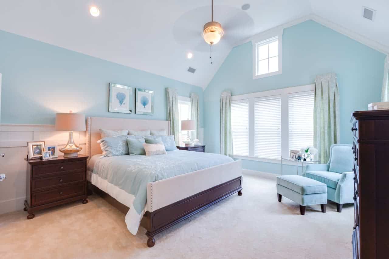 bedroom colou- blue & white with wood bed