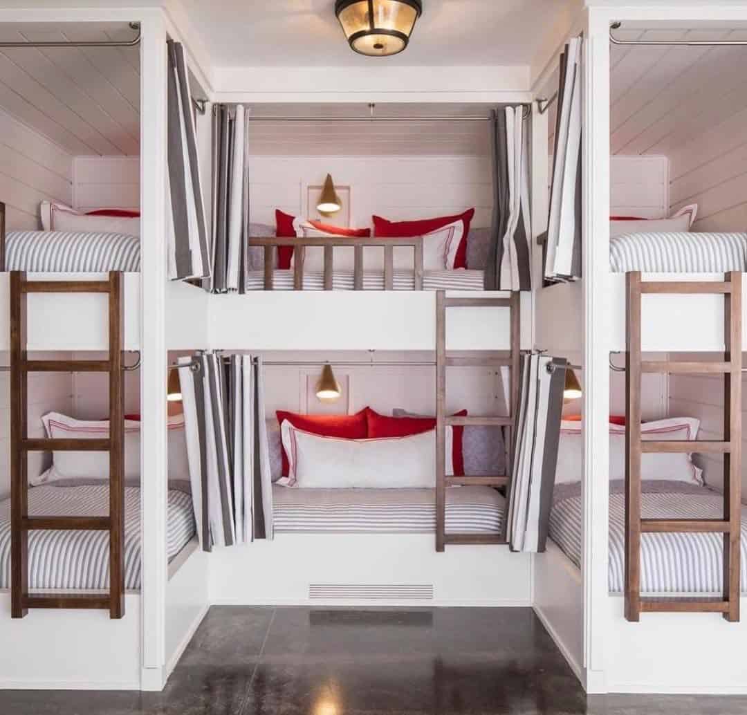 Bunk bed room with 6 beds