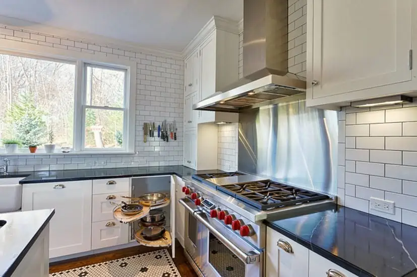 Well-planned kitchen corners in a modern kitchen with tiles.