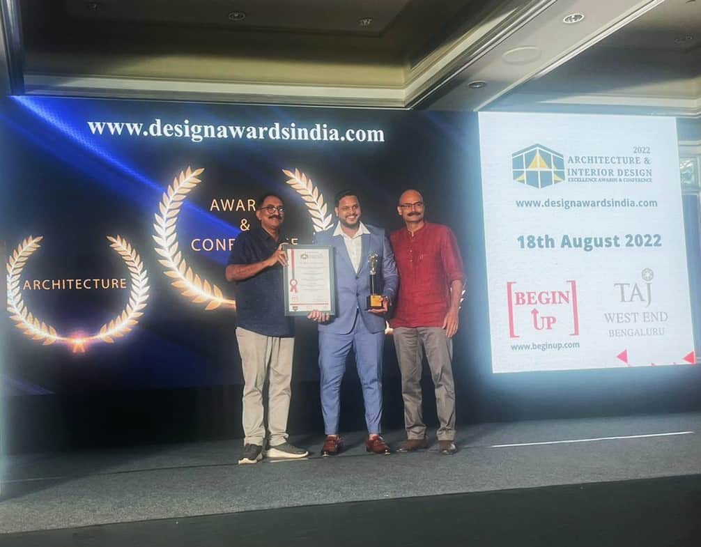 ar. vikas sheware receiving the architecture and interior design excellence award for concus studio and township project