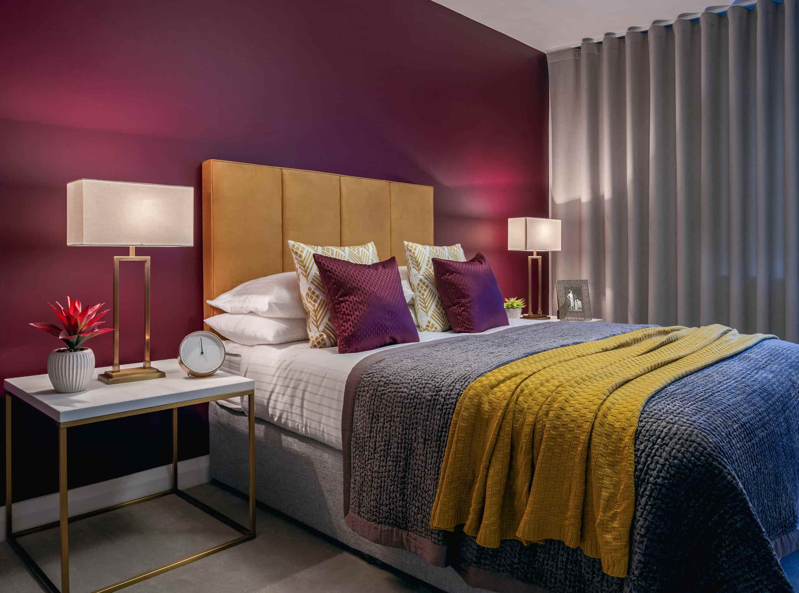 minimal room decor, shades of violet with yellow, two colour interiors