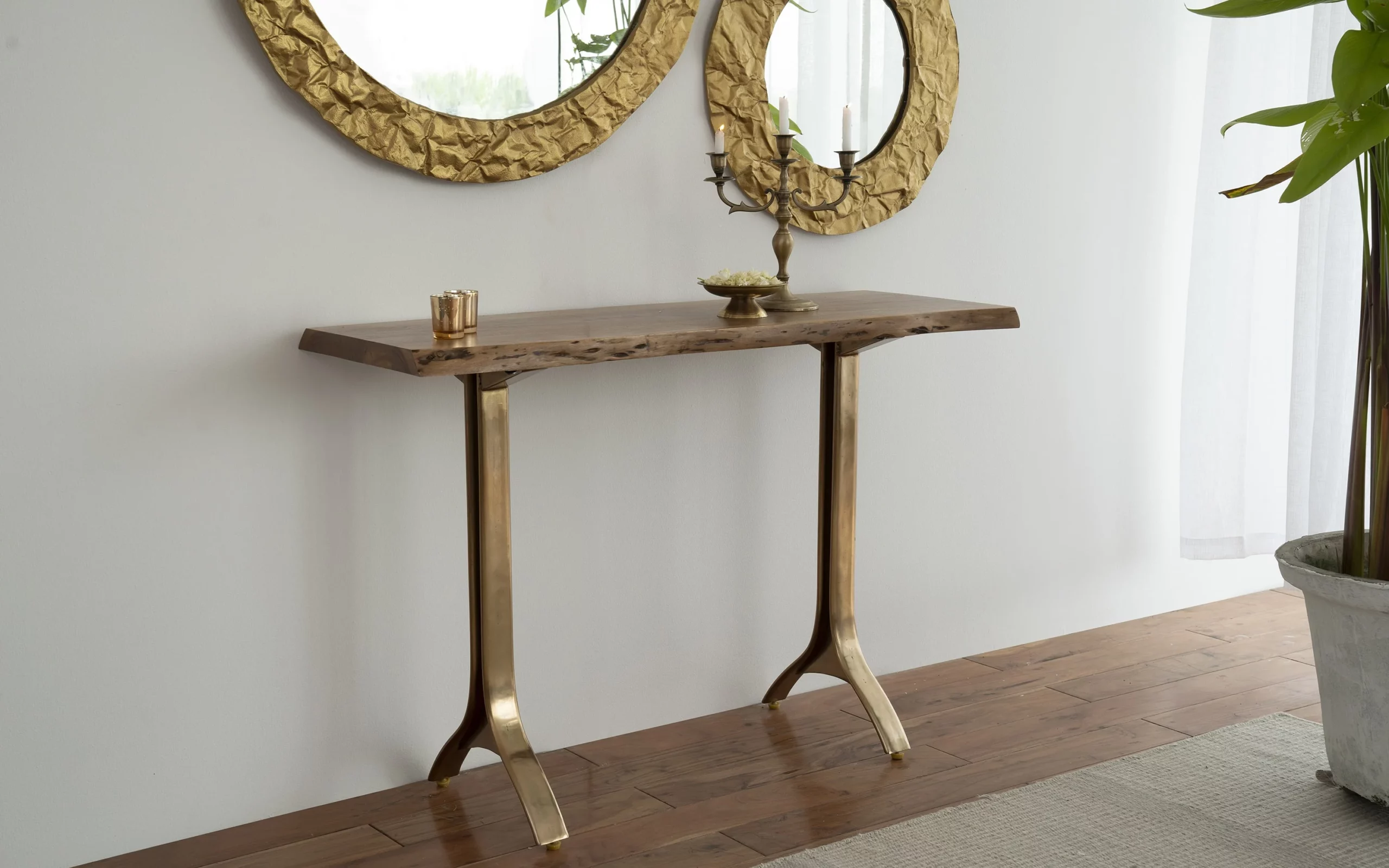 Made in a raw tone with Acacia wood in a Natural finish, designer mirrors hanging above the table