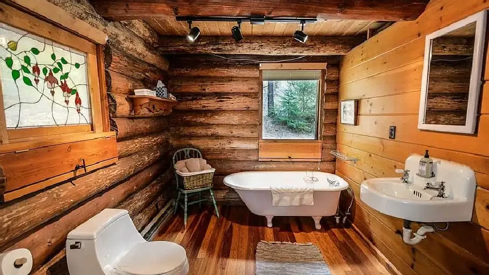 Rustic look for a wooden bathroom