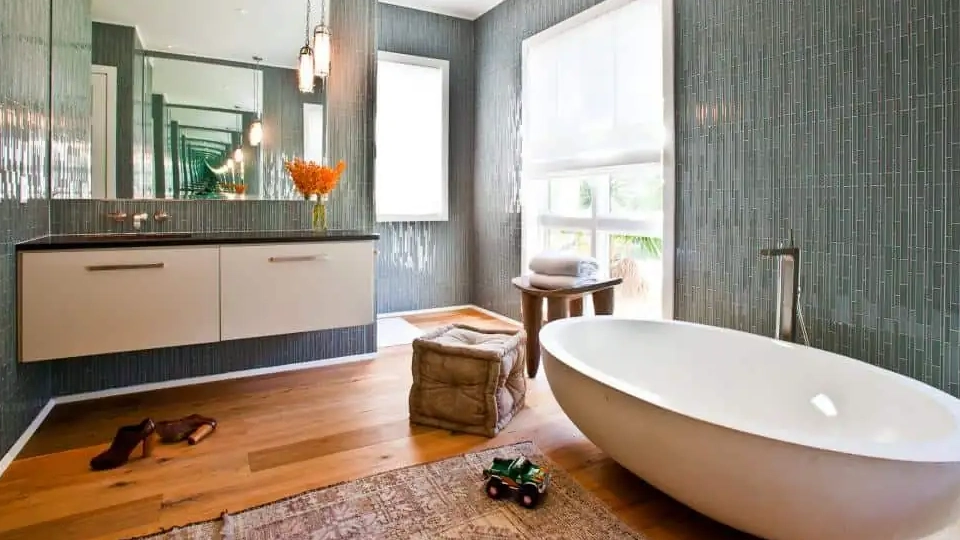 Smartly placed fenestration in a beautiful bathroom