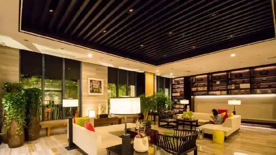 wooden beams ceiling in a living room 