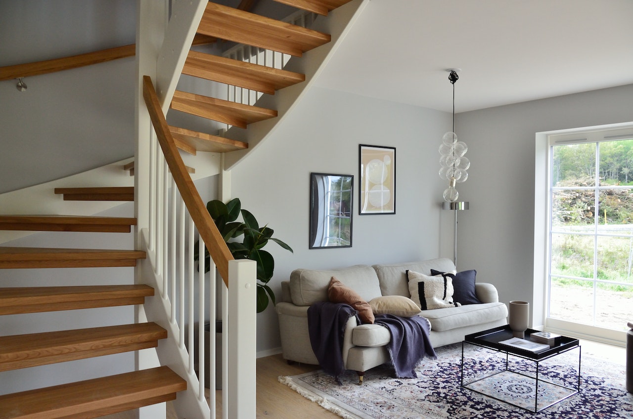 Cottage style railing with wooden steps and white balusters