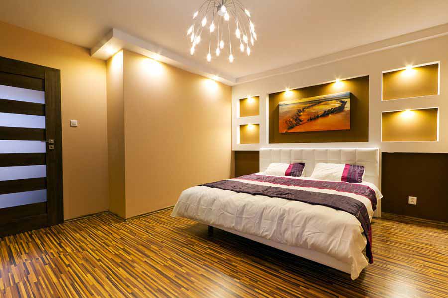 Glossy wall finish in bedroom