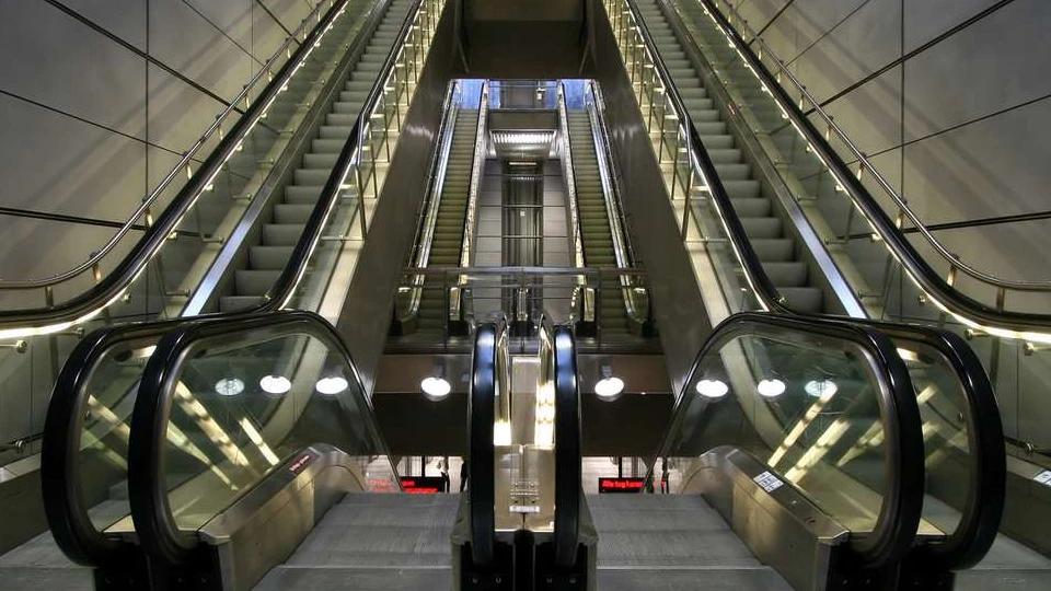 Multi parallel design of escalator