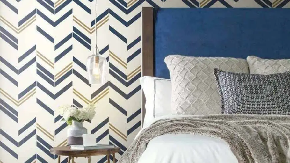 Trendy zig zag design on a wall behind the bed