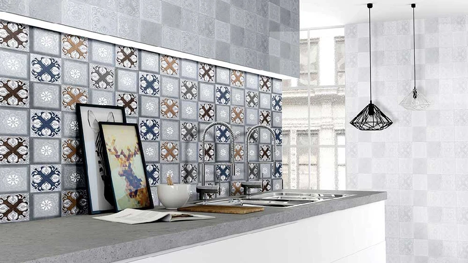 Glossy patterned wall tiles 