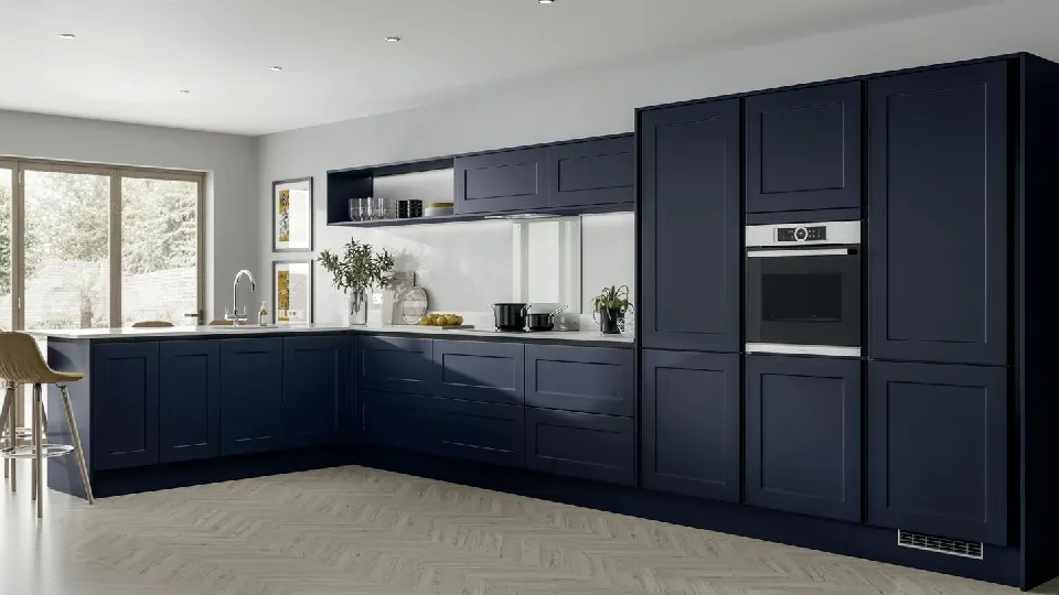 L-shaped kitchen in navy blue hues