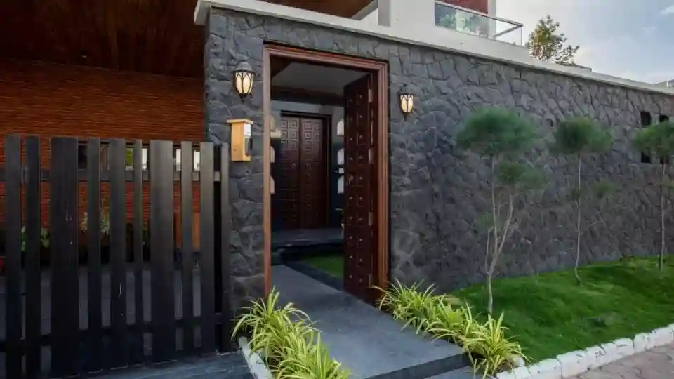 Vintage wood-stone blend entrance