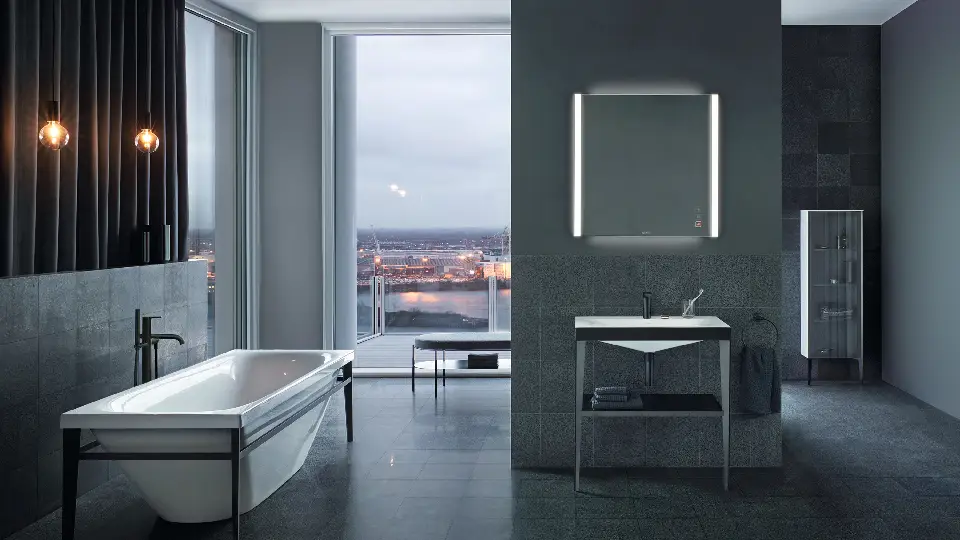 grey bathroom with mirror, washbasin and bathtub
