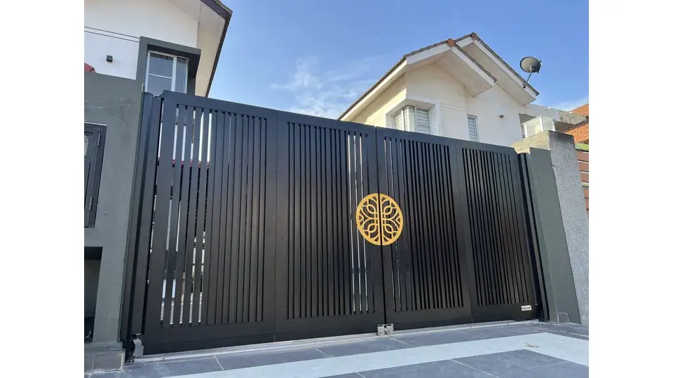 Semi open aluminium gate outside a mansion