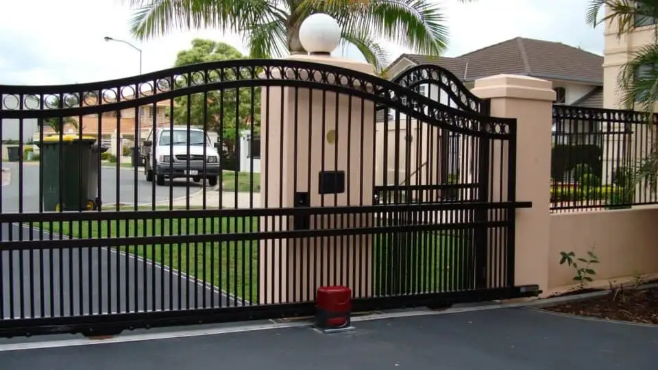 Vertical pipe main gate designs in iron/steel for modern entrance