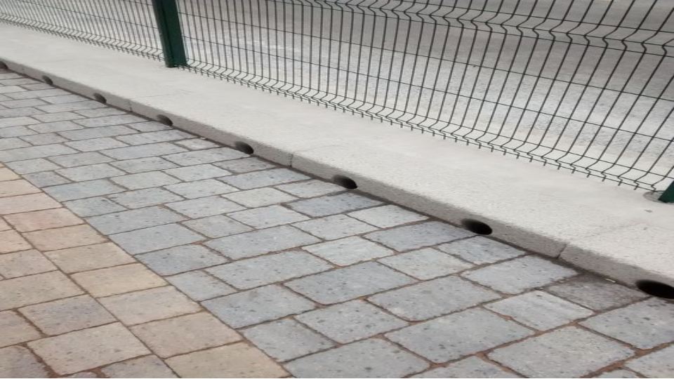 pathway made of paver and separated from the traffic road by kerb stone and steel railing. paver block manufacturer in india, kerb stone manufacturer, tiles shop in ranchi