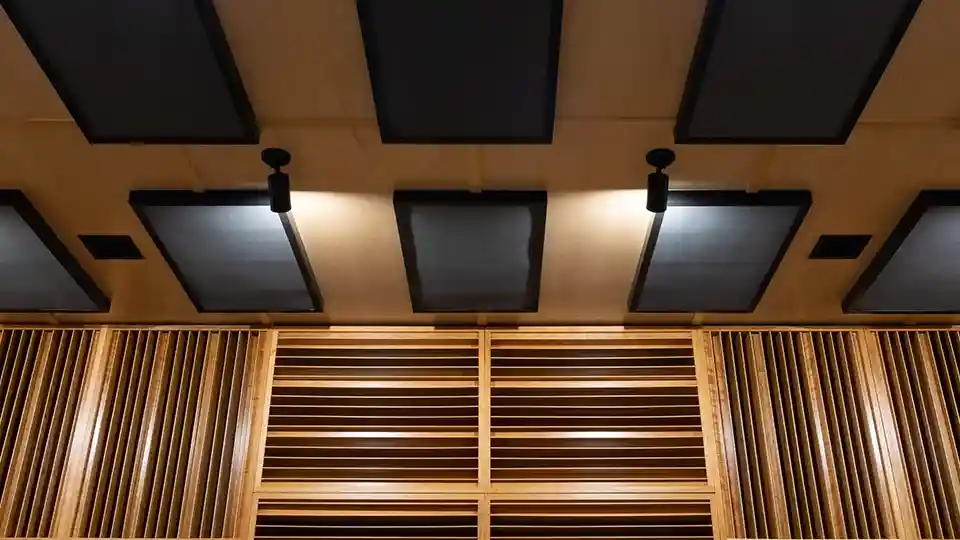 Acoustic insulation inside a hall with the help of cladding