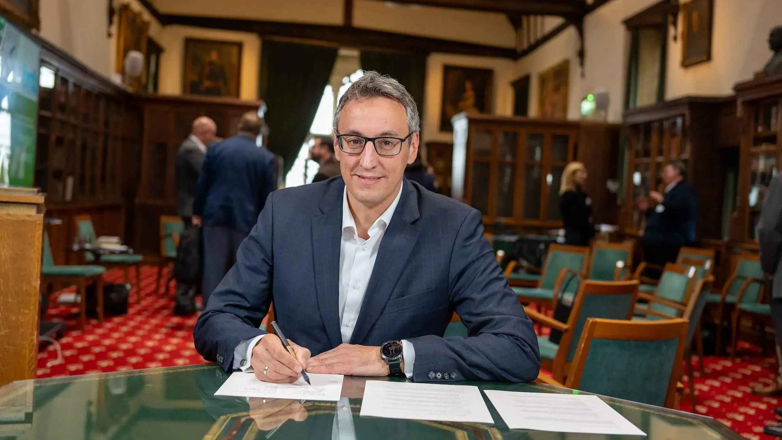 Hans Jürgen Kalmbach signing the Windsor Declaration