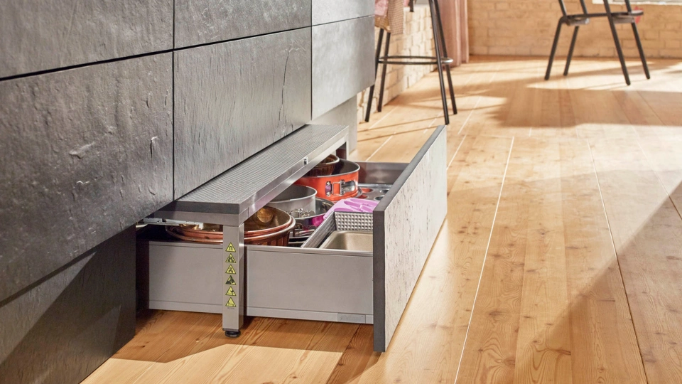 Blum plinth solution