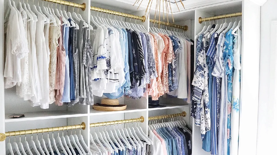 aesthetic women's closet size in feet