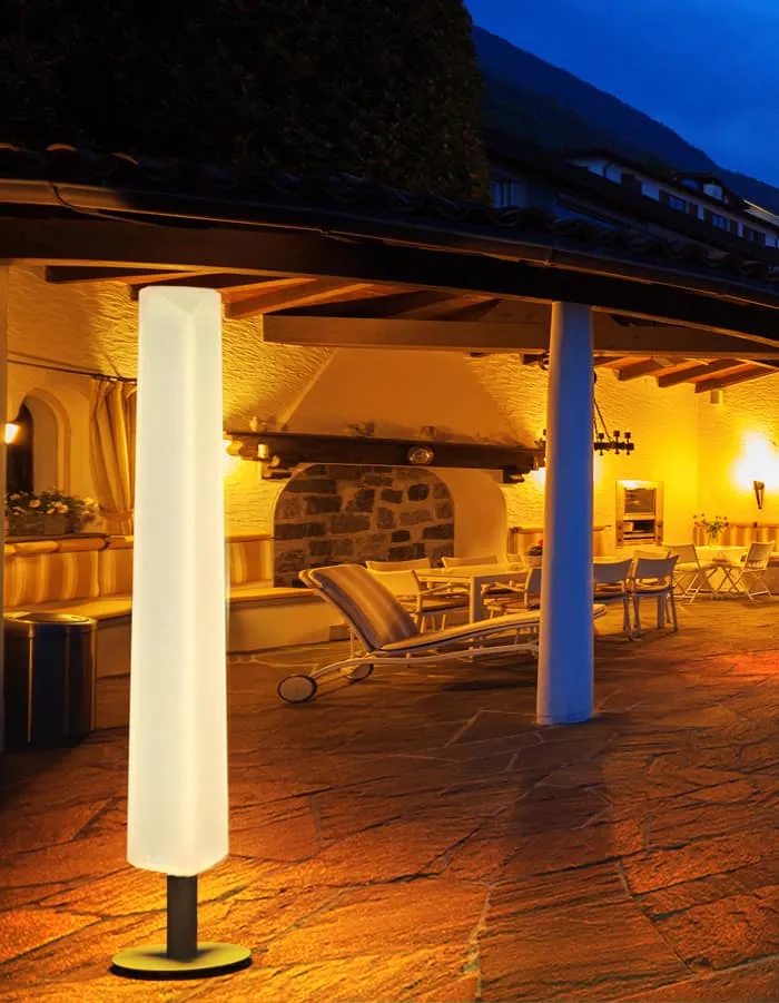 Sereno Triangolo, LED lamp, standing lamp, outdoor lamp, lamp with swimming pool in background