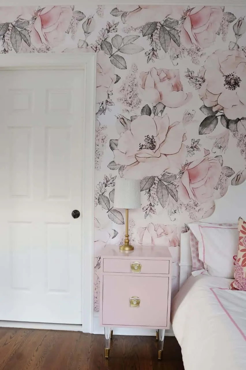  Floral wallpaper with subtle tones for the bedroom