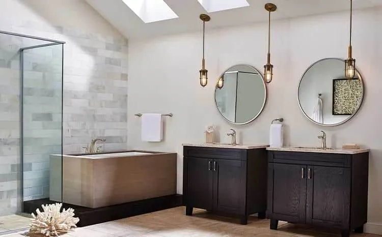 Spacious bathroom with two dangling pendant light