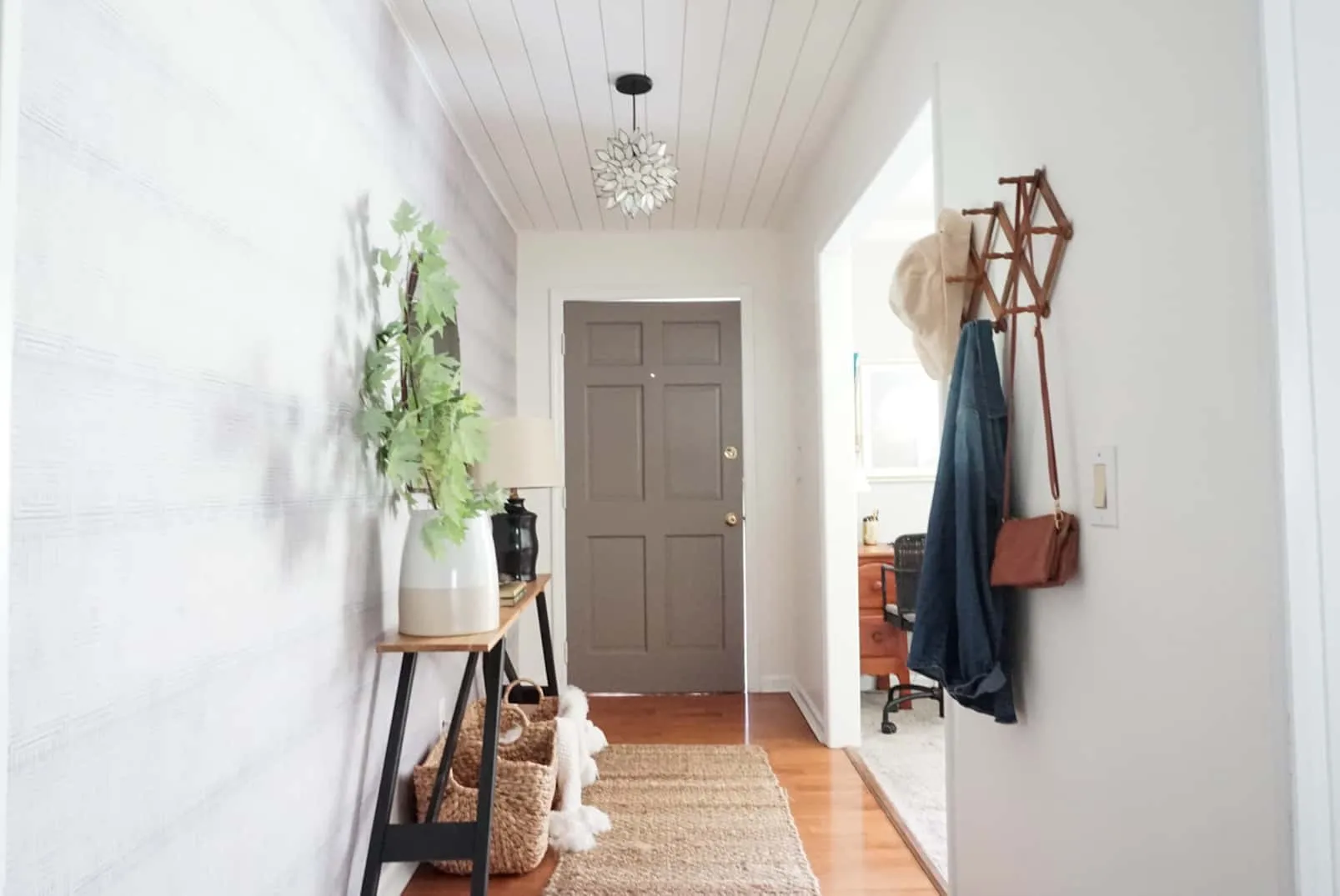 A simple hallway ceiling with white colour.