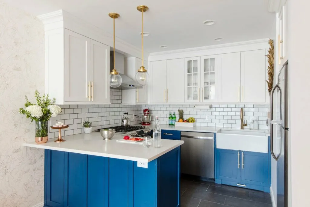 trendy two-toned kitchen design in blue and white