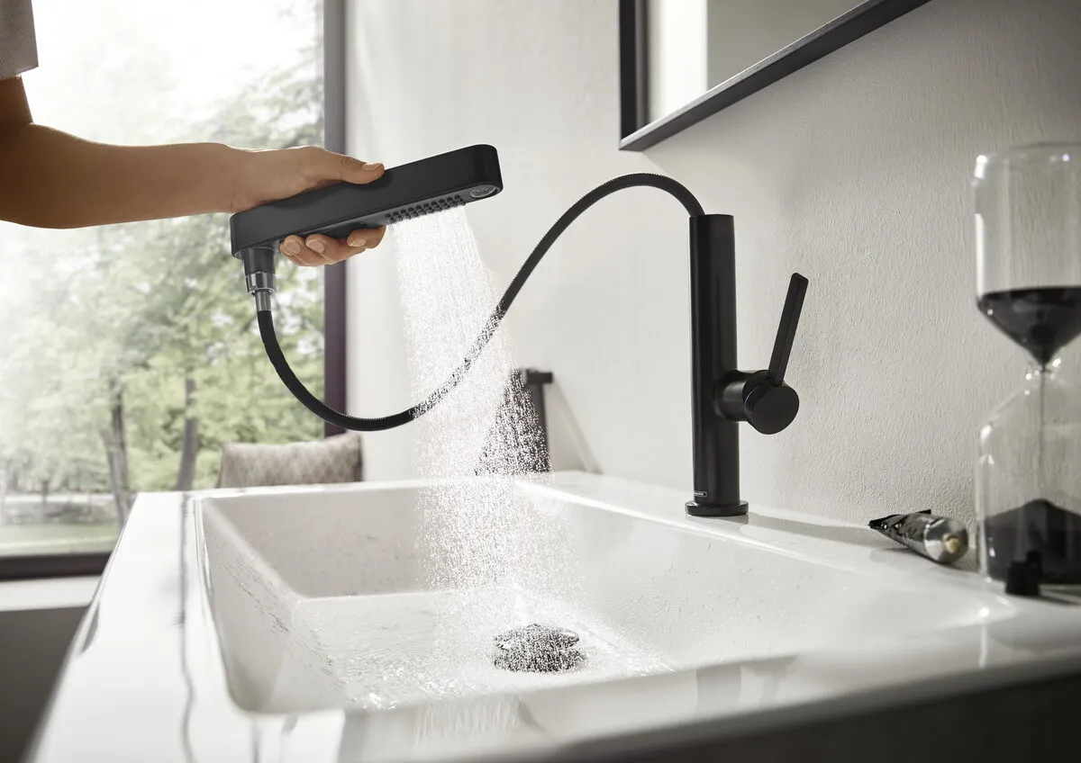 kitchen faucet, pull-out washbasin faucet in black colour 