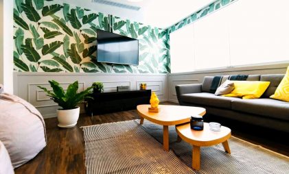 palm leaves wallpaper in living room